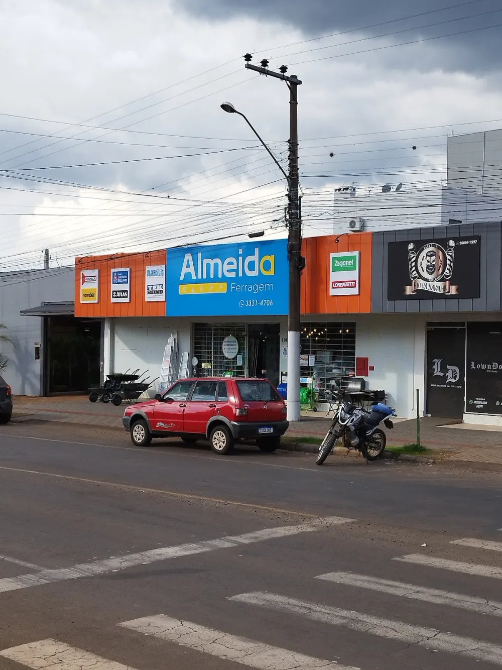 Fachada da Ferragem Almeida na Rua Condá, bairro Santa Maria