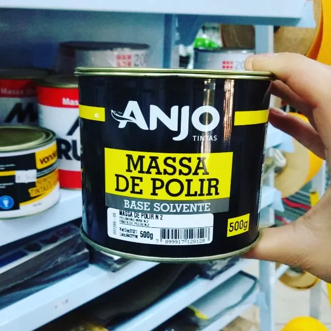 Massa de polir e tintas na prateleira da Ferragem Almeida